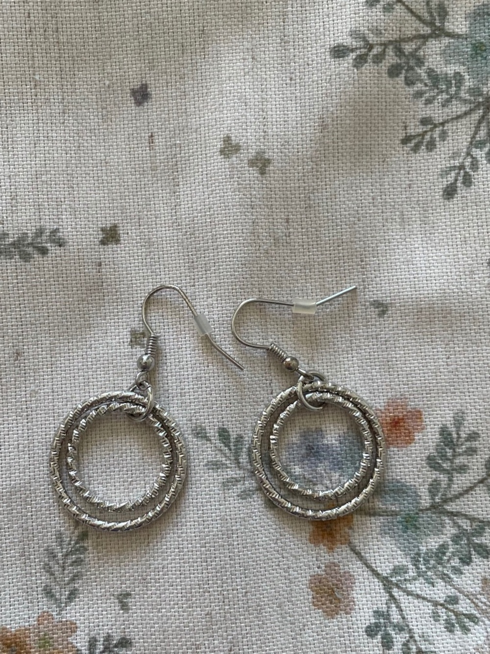 NWOT Reitmans Textured Silver Drop Earrings Interlocking Circular Hoops - Picture 3 of 4